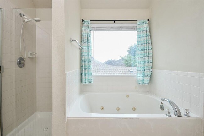 Building Photo - 6706 Nicecrest Dr