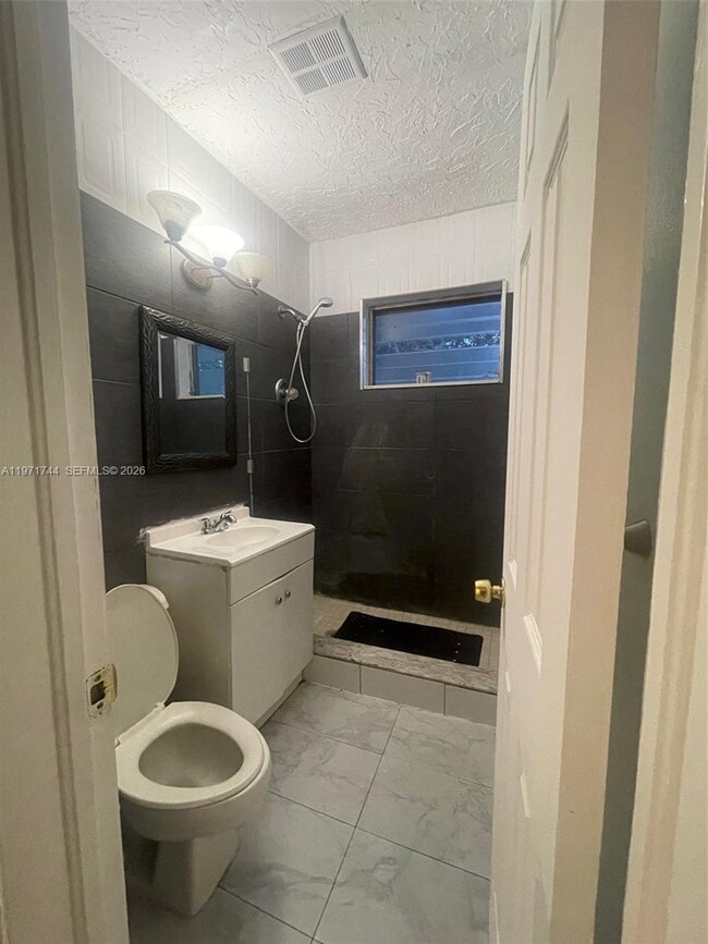 Building Photo - 121 NE 169th Terrace