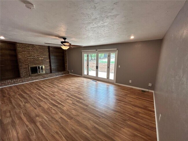 Building Photo - 908 East Dr