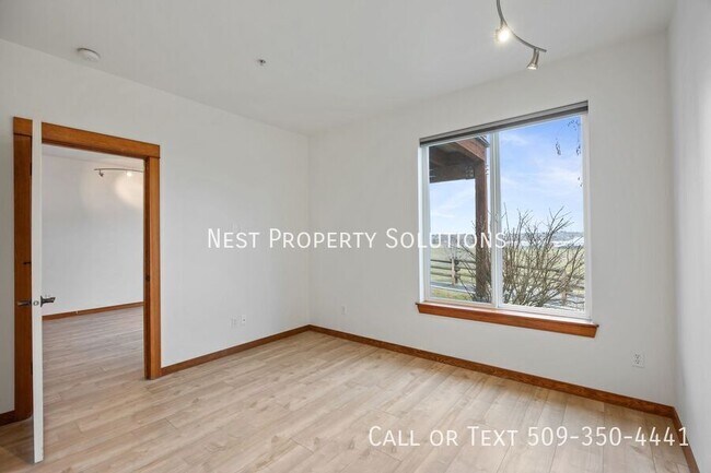 Building Photo - 6432 Melby Way NE