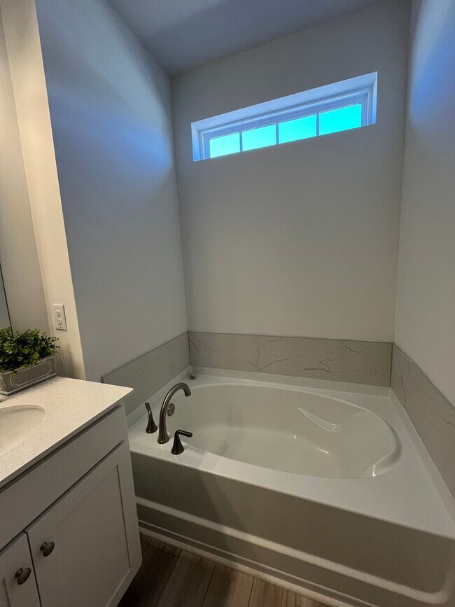 Building Photo - Tri-level Townhome in Foxbank Plantation