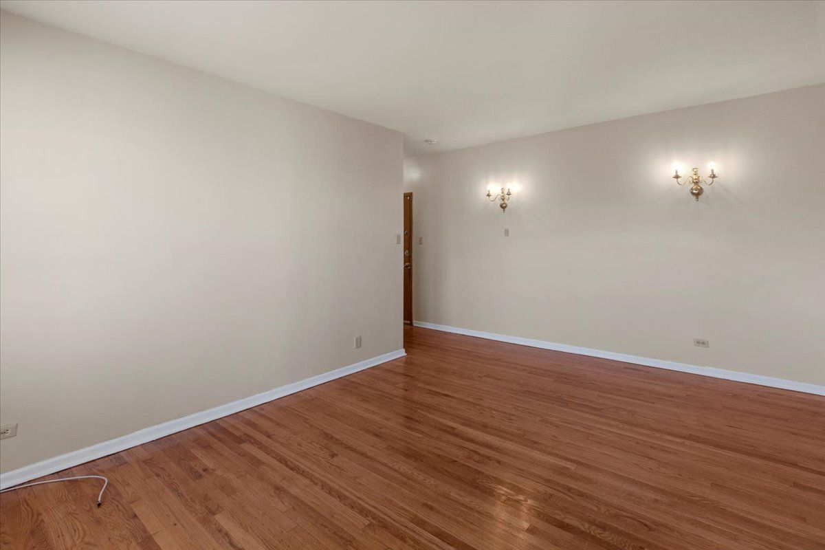 Building Photo - 1934 E 74th St