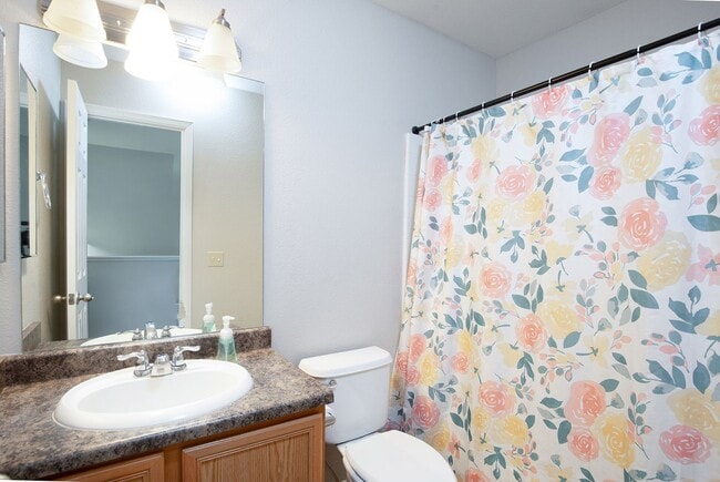 Building Photo - Stunning Townhouse for Rent