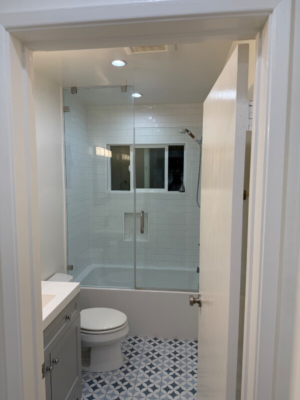 Building Photo - 2140 Beachwood Dr