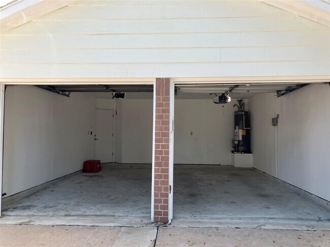 Building Photo - 1827 Oak Ridge Dr