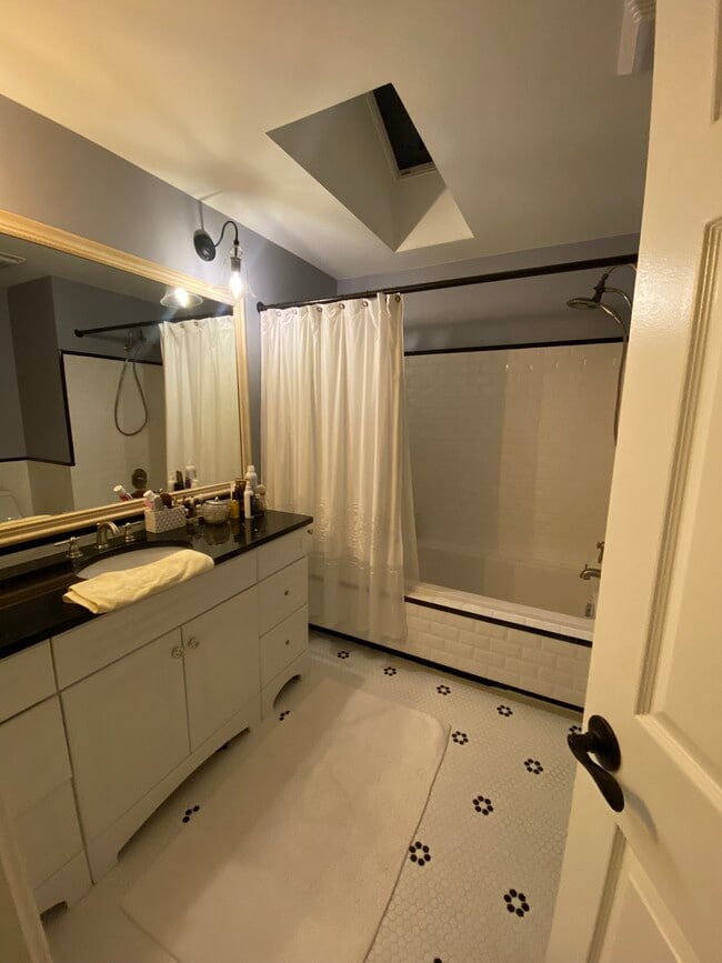 Master bathroom - 755 Golf Ln