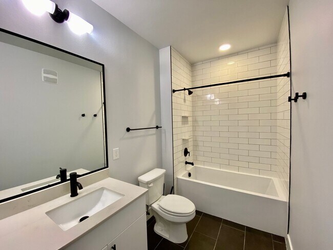 Building Photo - Stylish 3 Bedrooms 2 Bathrooms with Top-Tier Amenities Condo in East Austin!!!