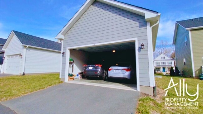 Building Photo - 3272 Village Park Ave