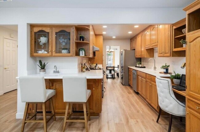 Building Photo - 725 Old Creek Rd