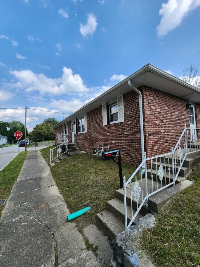 Building Photo - 61 E Park St