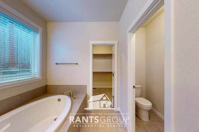 Building Photo - Beautiful Home! Easy JBLM commute!