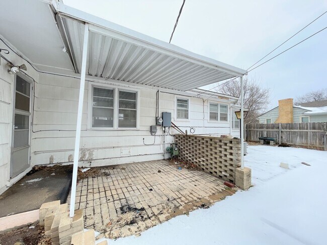 Building Photo - Spacious 2 bedroom home