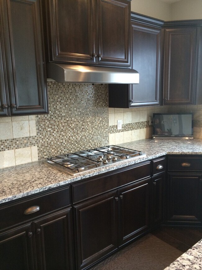 Building Photo - Absolutely Beautiful 5 Bedroom Home!! A Must See!!