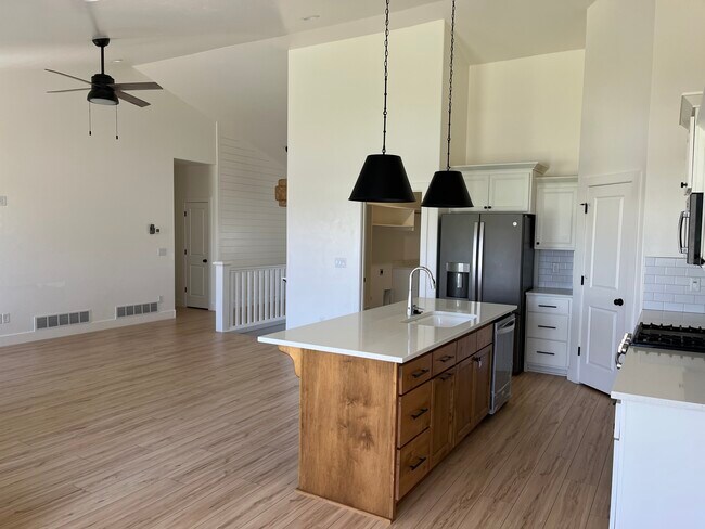 Kitchen 2 - 564 W Sanford St