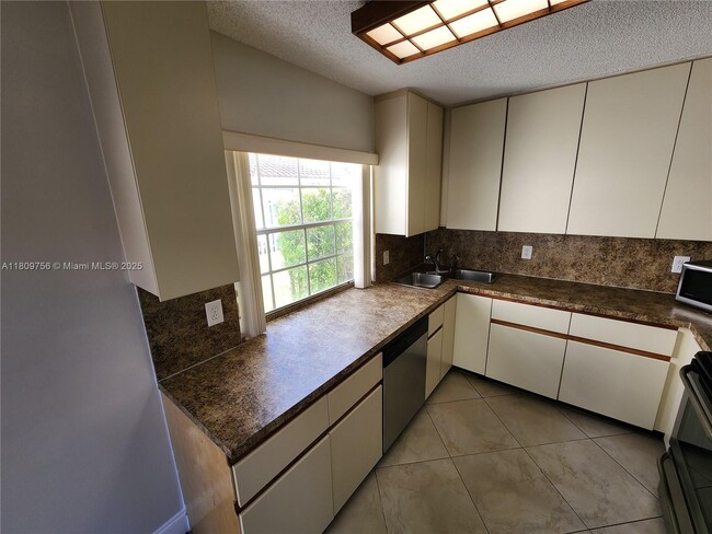 Building Photo - 1562 Springside Dr