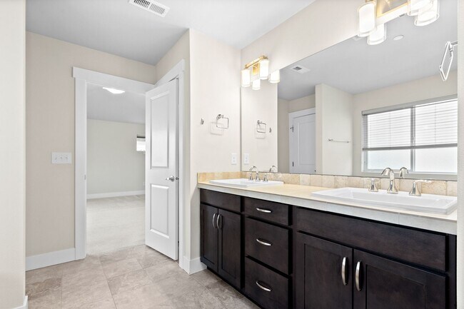 Building Photo - 3Bd/2.5Ba Lynnwood Home