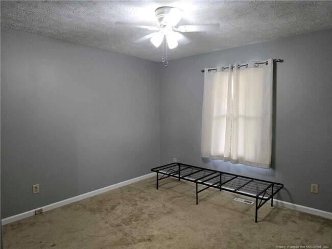 Building Photo - Conveniently located 3 bedroom!