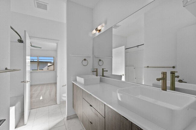 Building Photo - 3bd/1.5ba Seattle Townhouse