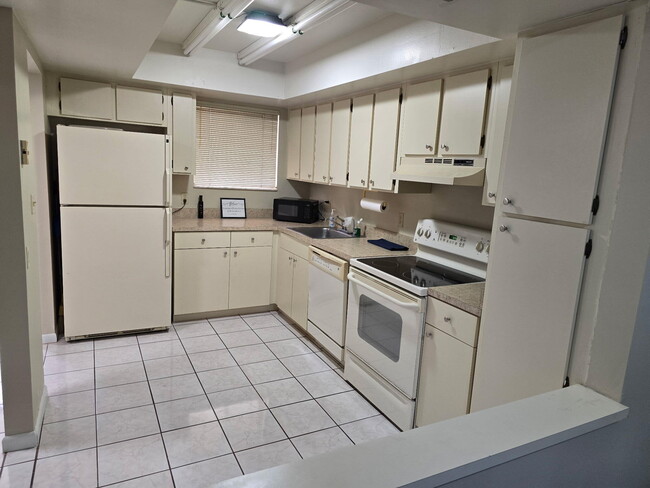 Building Photo - 3186 Via Poinciana
