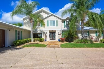 Building Photo - Waterfront Home