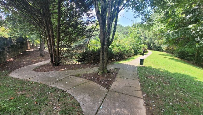 Building Photo - Bright 2-Bedroom Townhome Near Avalon & Downtown Alpharetta