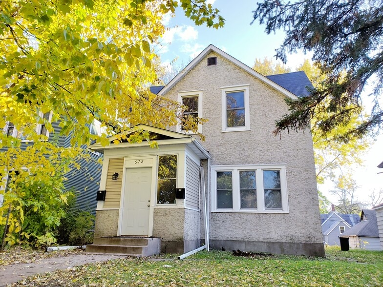 Front - 678 Jessamine Ave E