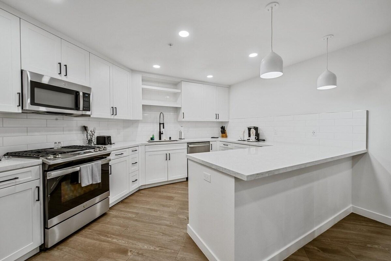 Building Photo - 375 Camino De La Reina