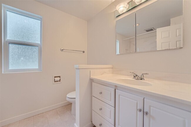 Building Photo - Amazing 4Bed/2.5Bath Home with Fully Fenced Backyard in Bellevue!
