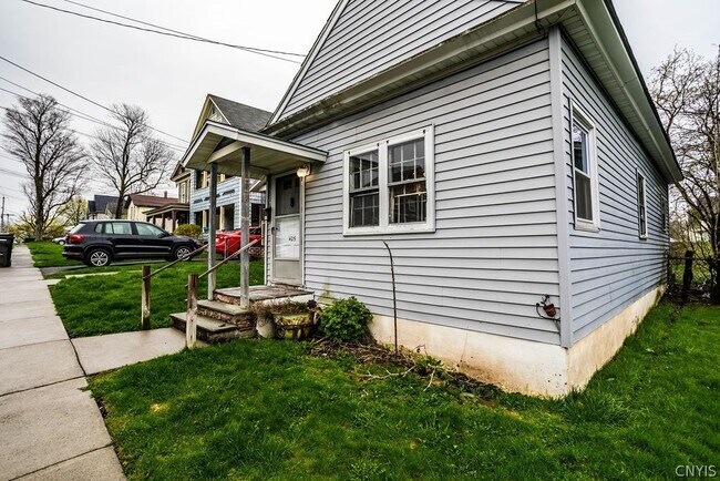 Building Photo - 425 Schuyler St