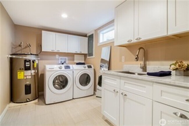 Building Photo - 5Bd/2Ba Seattle Home