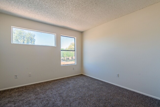 Building Photo - Great 2nd floor condo w/ covered parking!