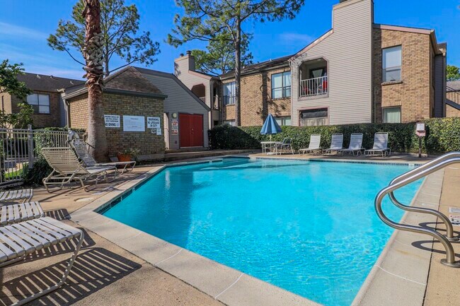 Building Photo - 2025 Augusta Dr