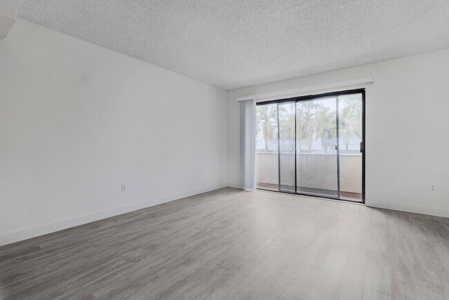 Building Photo - Chatsworth Rent This Now