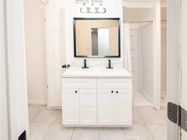 Building Photo - 724 W 2nd St