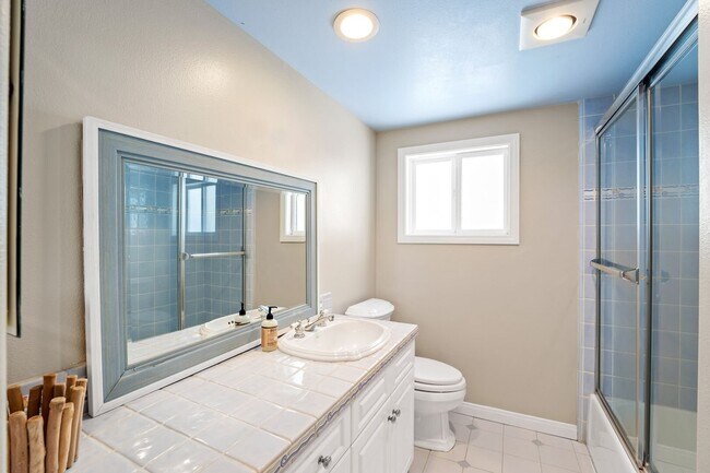 Building Photo - 5 Bedroom + 4 Bathroom Home  | Ocean Opulence | Furnished Monthly Rental