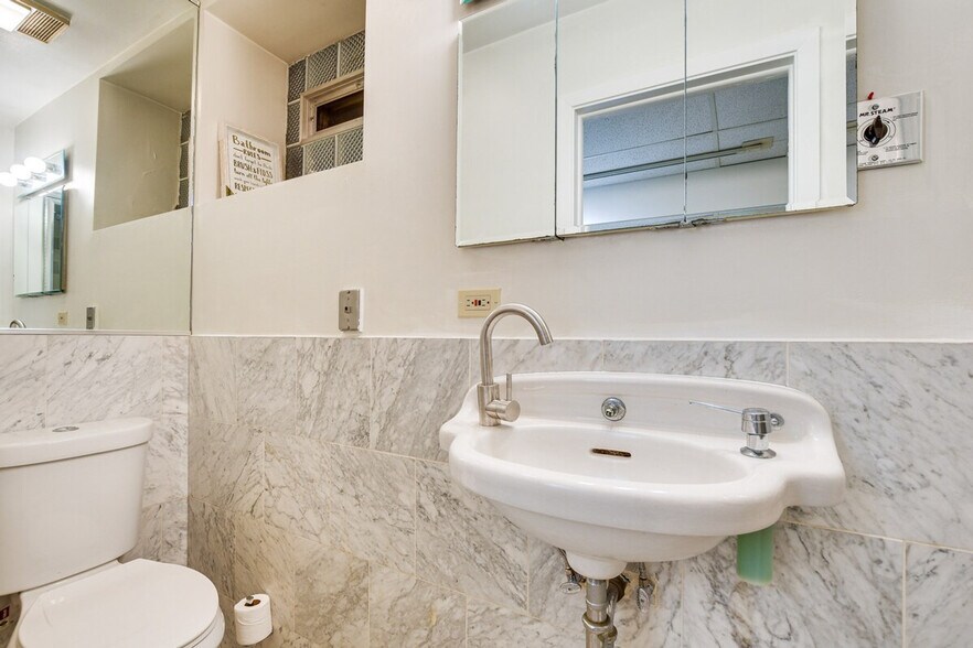 Building Photo - 2238 N Geneva Terrace