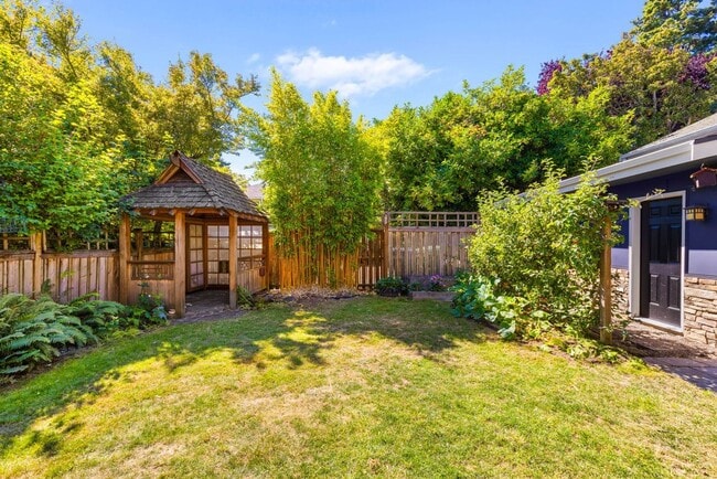 Building Photo - Charming Ravenna home with 5 bedrooms, 4 b...