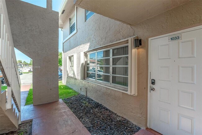 Building Photo - 1033 Twin Lakes Dr