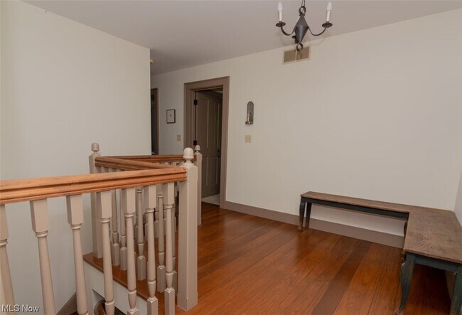 Building Photo - 10 Maple Ln