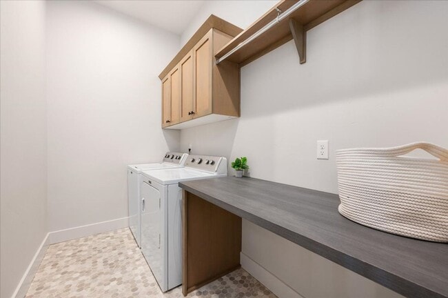 Building Photo - 3 Bedroom. 2.5 Bathroom House in Nampa