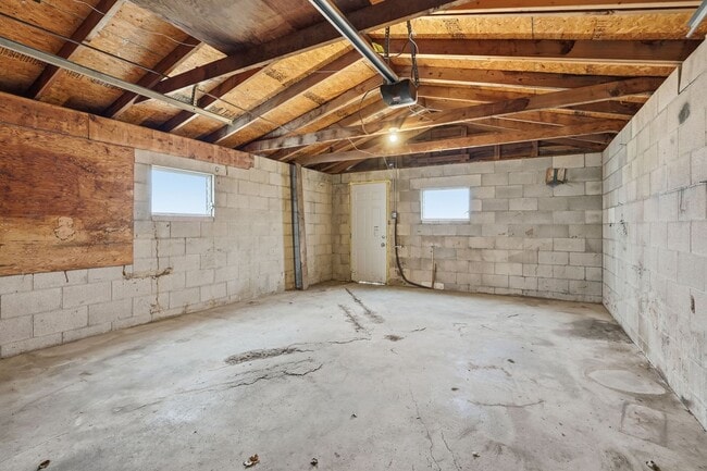 Building Photo - Charming 2-Bedroom Single Family Home Near S High St