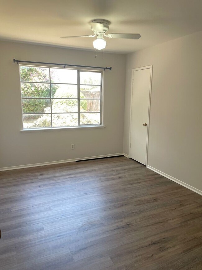 Building Photo - Charming Granada Hills Home