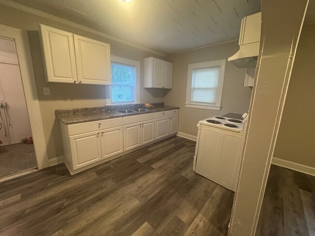 Building Photo - Cute two bedroom house with hardwood floor...