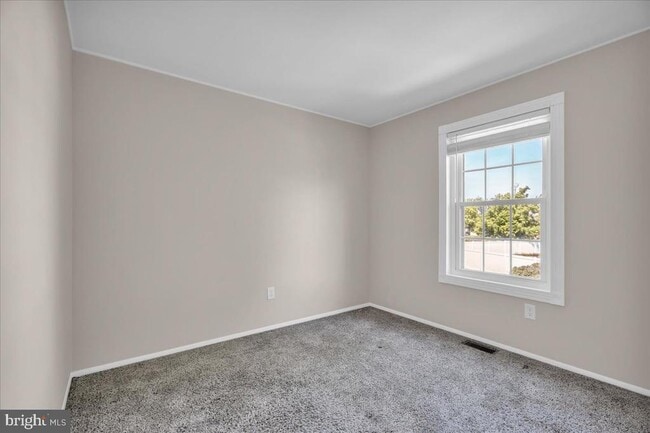 Building Photo - 38 Burgundy Dr