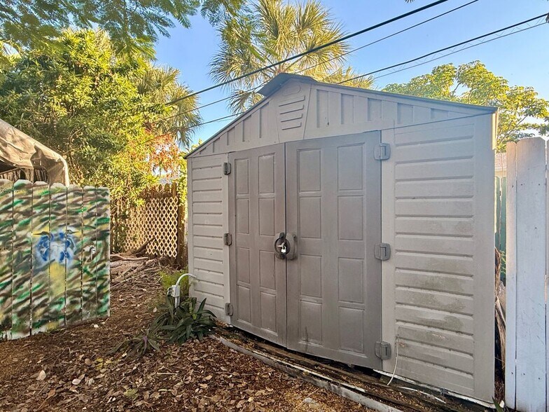 Building Photo - 620 NE 12th Ave