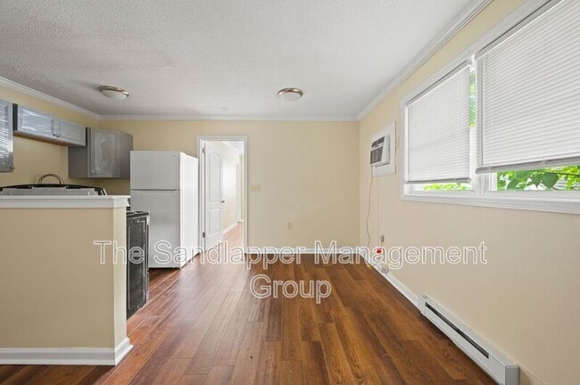 Building Photo - 4133-8 St John's Avenue