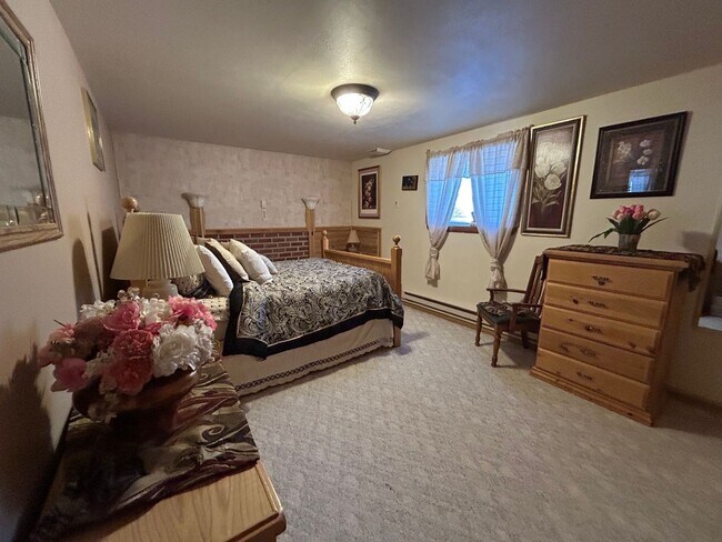 Building Photo - Beautiful Furnished 2 Bedroom Basement Apa...