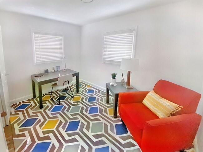 Building Photo - "Experience Urban Living at its Finest at The Flats at 2200!/"¡Experimenta la Vida Urbana en su M...