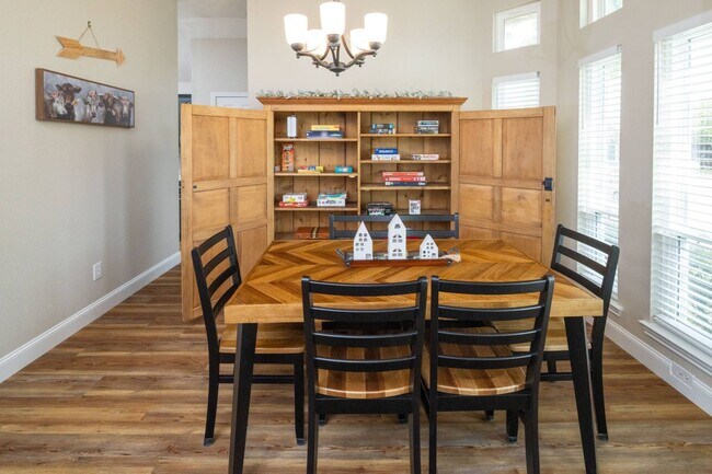 Building Photo - 3410 Los Alamos Ln