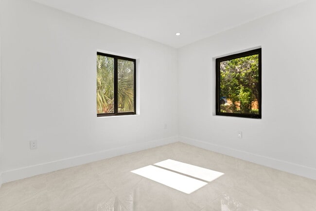 Building Photo - 15920 NW 17th Ave